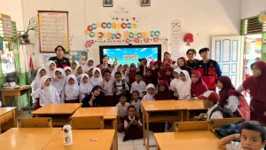 Mahasiswa KKN-T Gelombang 116 Universitas Hasanuddin bersama siswa usai edukasi pemilahan sampah organik dan non-organik di tiga sekolah dasar di Kabupaten Maros sebagai upaya menanamkan kepedulian lingkungan sejak usia dini melalui pembelajaran interaktif, permainan edukatif, serta pre-test dan post-test. (Foto: Dok. Pribadi)